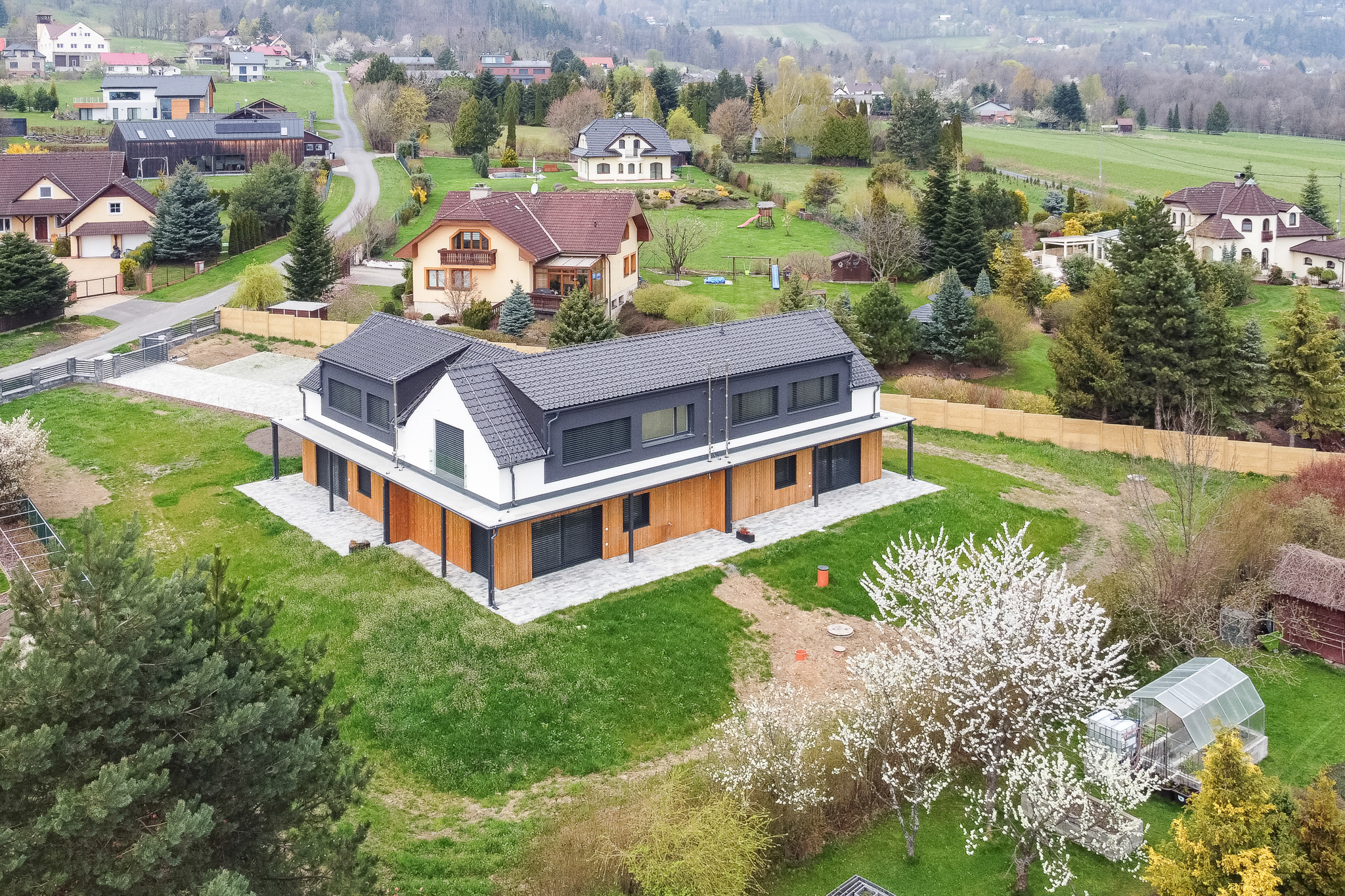 Fotografie domu se třemi samostatnými byty v Pstruží